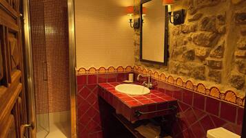 Manor Suite # 1 | Baño | Artículos de higiene personal gratuitos, secador de pelo y toallas