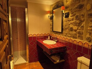 Manor Suite # 1 | Baño | Amenidades de baño gratuitas, secadora de cabello, toallas, jabón