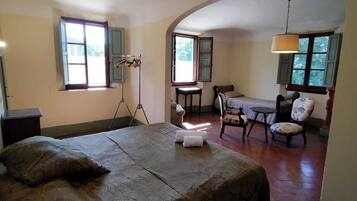 1 bedroom, bed sheets