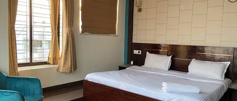 Habitación de lujo, baño privado, vistas a la ciudad | Escritorio, espacio para trabajar con un portátil, cortinas opacas