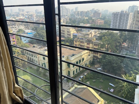 Escritorio, espacio para trabajar con laptop y cortinas blackout