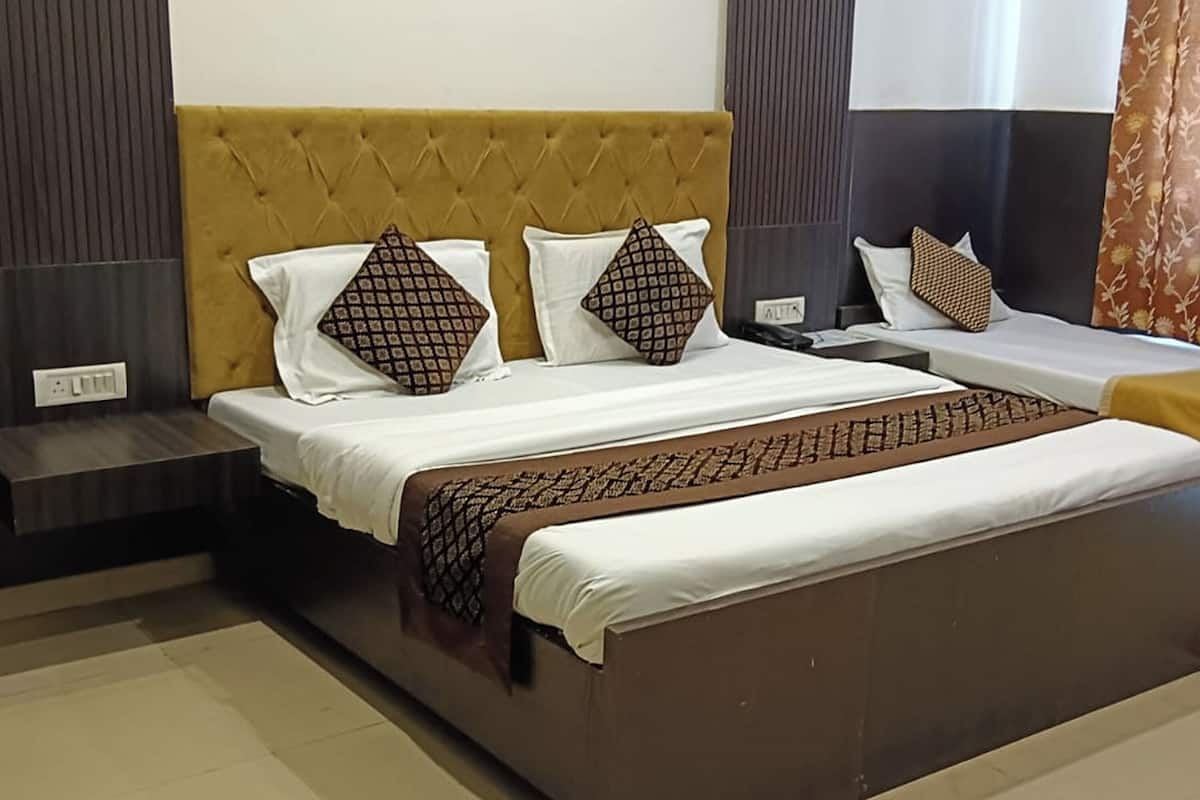 Family Suite with Balcony | 1 bedroom, desk, blackout curtains, iron/ironing board