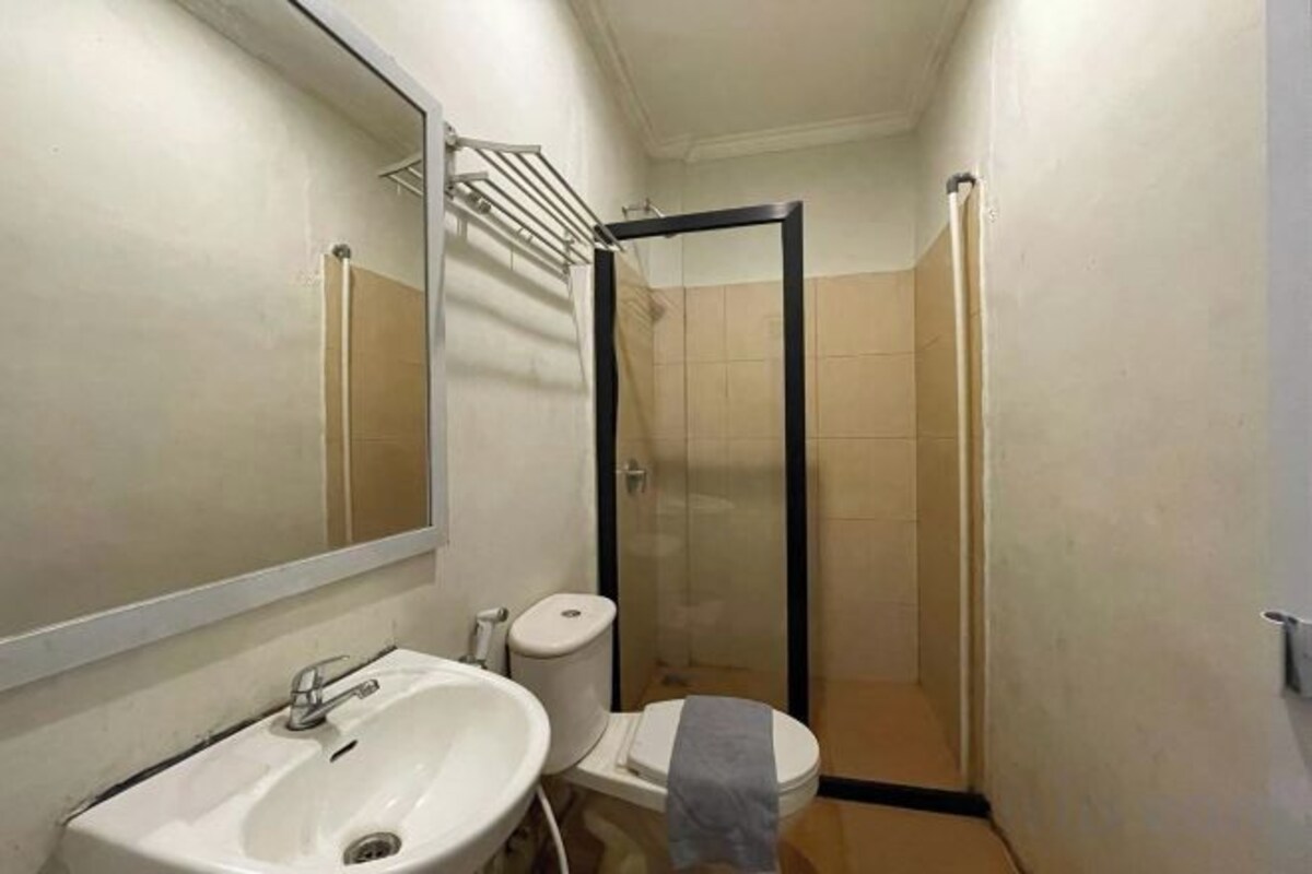 Bathroom | Shower, rainfall showerhead, free toiletries, bidet
