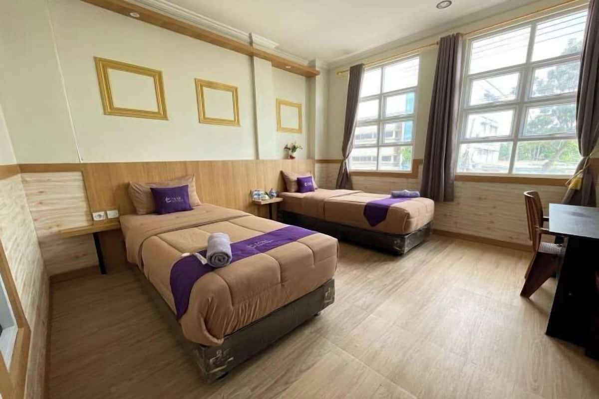 Desk, free WiFi, individually decorated, bed sheets