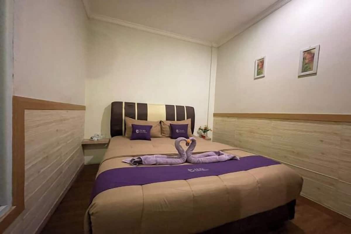 Desk, free WiFi, individually decorated, bed sheets