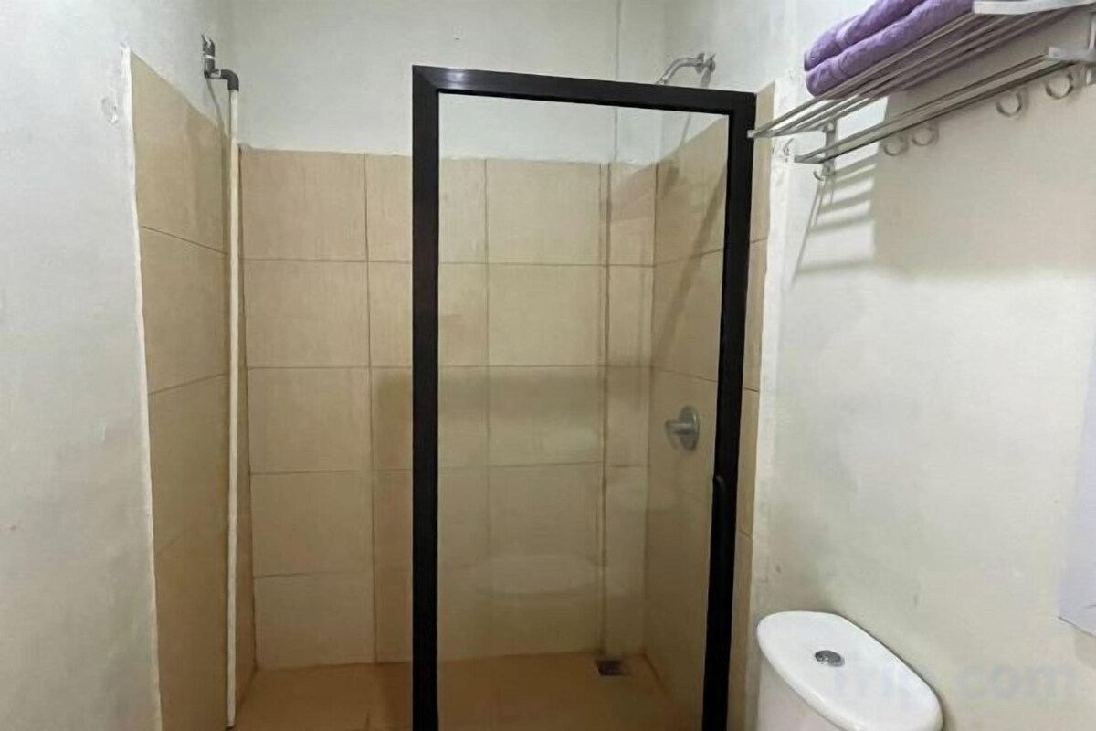 Bathroom | Shower, rainfall showerhead, free toiletries, bidet