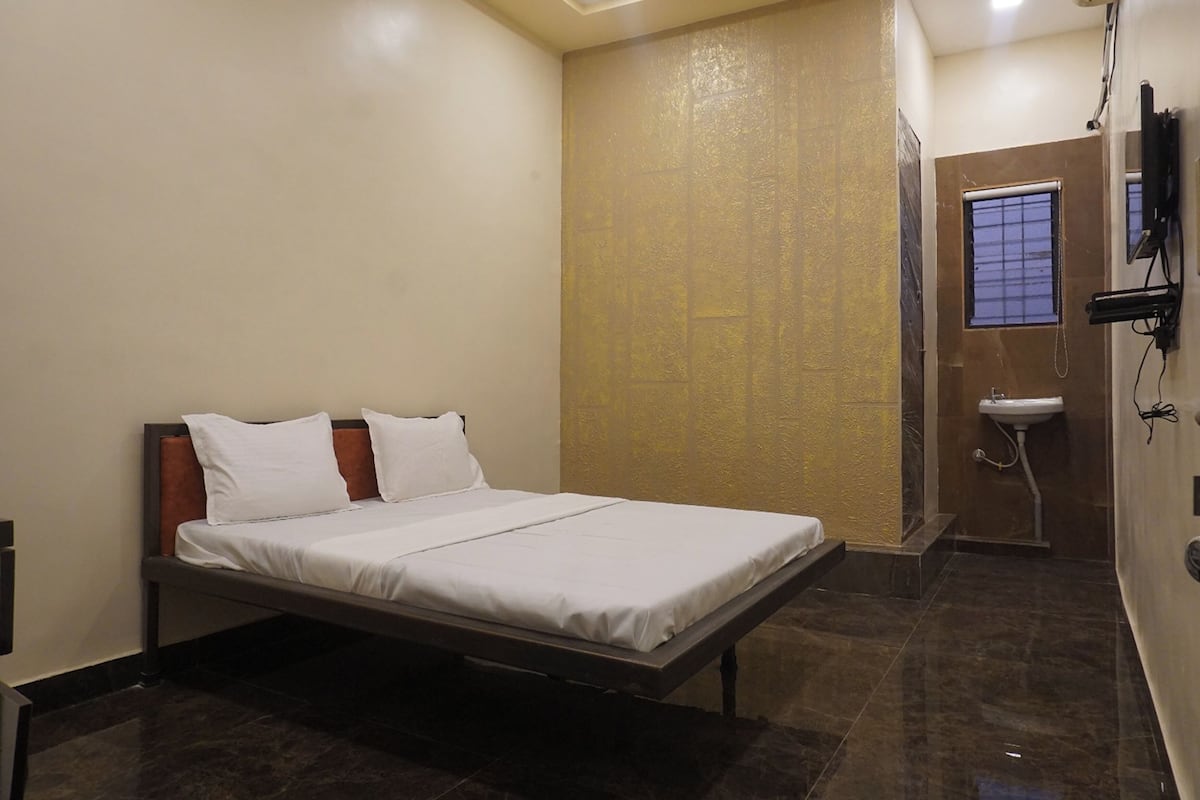 Deluxe Room | Desk, blackout drapes, rollaway beds, free WiFi