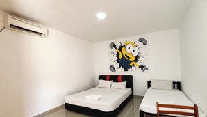 Una habitación con dos camas, una mesa de madera y un aire acondicionado instalado en la pared.
