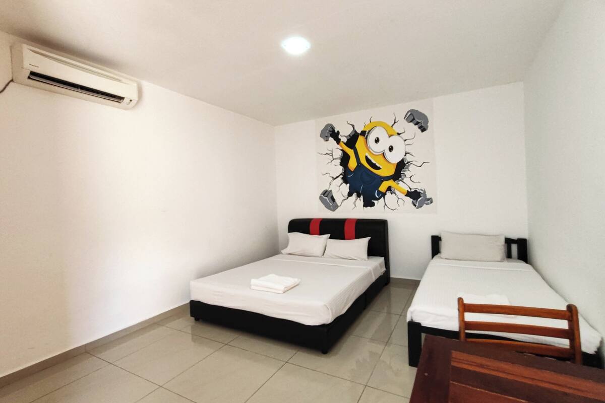 Habitación triple Deluxe | Escritorio, wifi gratis y ropa de cama