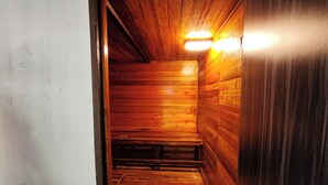 Una sauna con paredes y bancos de madera.