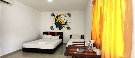 Deluxe Triple Room | Desk, free WiFi, bed sheets
