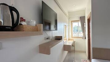 مكتب وواي فاي مجانًا وملاءات أسرّة