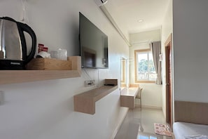 Twin Room | Desk, free WiFi, bed sheets