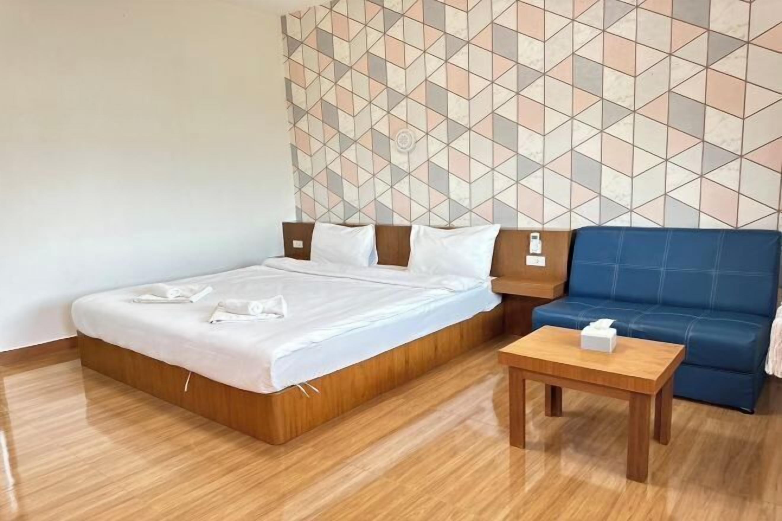 Una scrivania, Wi-Fi gratuito, lenzuola