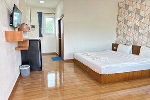 Skrifborð, ókeypis þráðlaus nettenging, rúmföt