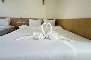 Family Room | Desk, free WiFi, bed sheets