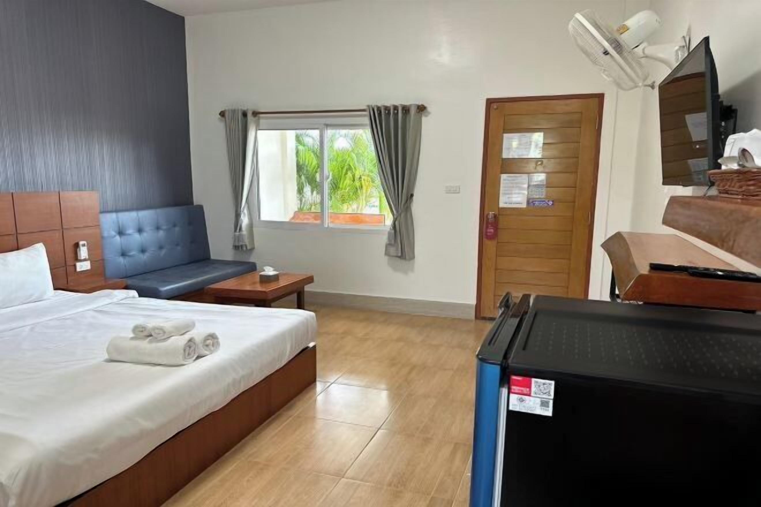 Una scrivania, Wi-Fi gratuito, lenzuola