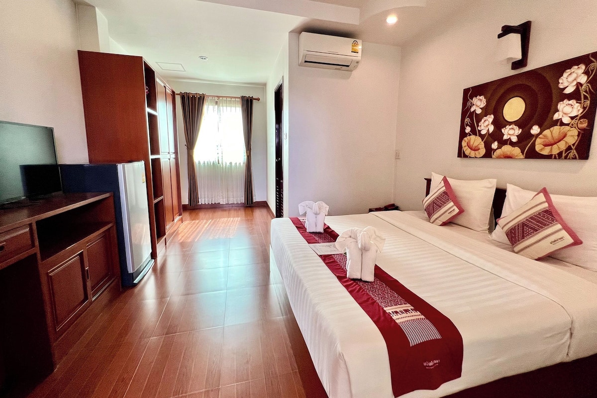Minibar, desk, WiFi (free), bed sheets