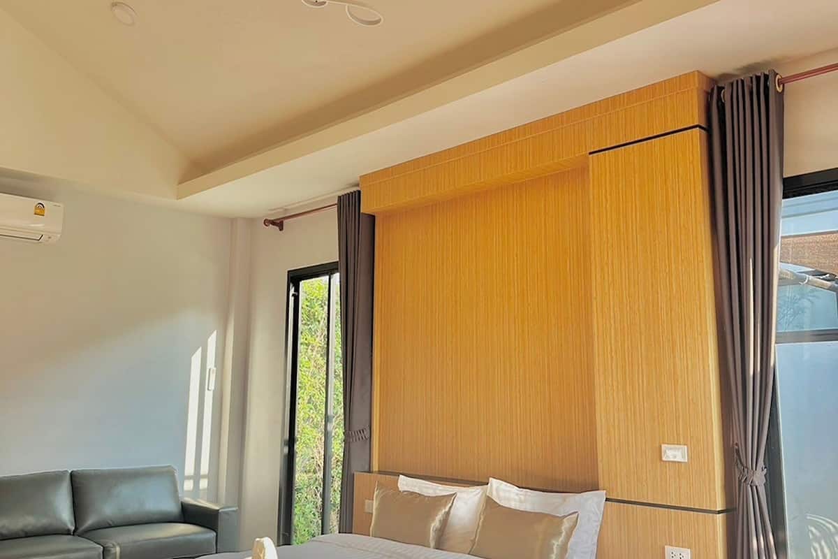 Deluxe Room | Desk, blackout curtains, iron/ironing board, free WiFi