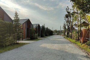 32-inch LCD TV with cable channels - Triple M Resort (Udon Thani)