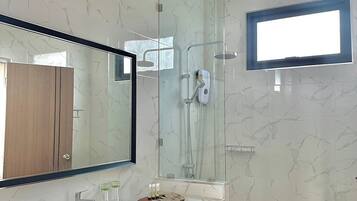 Deluxe Room | Bathroom | Shower, rainfall showerhead, free toiletries, hair dryer