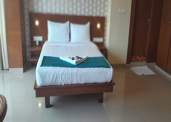 Minibar, desk, blackout curtains, free WiFi - Fortune Suites (Bengaluru)