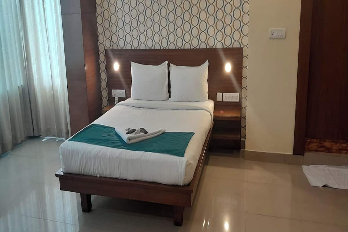 Deluxe Room | Minibar, desk, blackout drapes, free WiFi