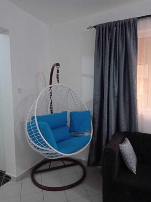 Studio Deluxe - utsikt mot staden | Vardagsrum | 24-tums smart-tv med digitalkanaler