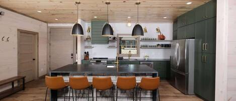 Kjøleskap, mikrobølgeovn, ovn og kokeplater