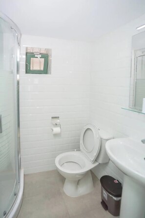 Shower, hair dryer, towels, soap - Amarantos-Traditional Village House-Apollona (7X58+G6V Apollona, Greece)