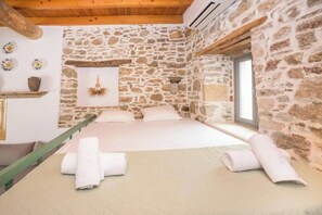 2 bedrooms, iron/ironing board, free WiFi, bed sheets - Amarantos-Traditional Village House-Apollona (7X58+G6V Apollona, Greece)