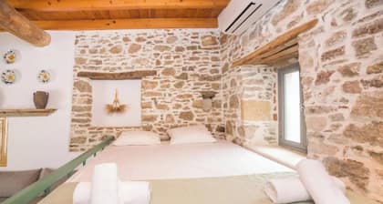 Amarantos-Traditional Village House-Apollona