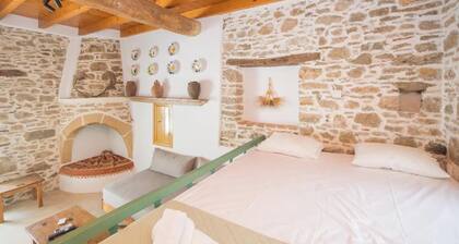 Amarantos-Traditional Village House-Apollona