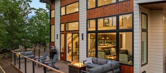 Level Up | Hot Tub + Fireplace + Fire Pit + Dogs
