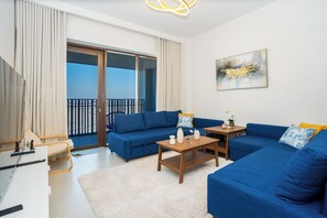 Luksusleilighet, balkong, byutsikt | Oppholdsområde | En 50-tommers smart-TV med kabel-kanaler