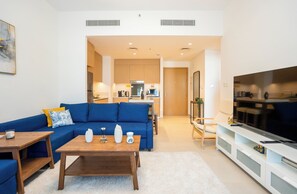 Luksusleilighet, balkong, byutsikt | Oppholdsområde | En 50-tommers smart-TV med kabel-kanaler