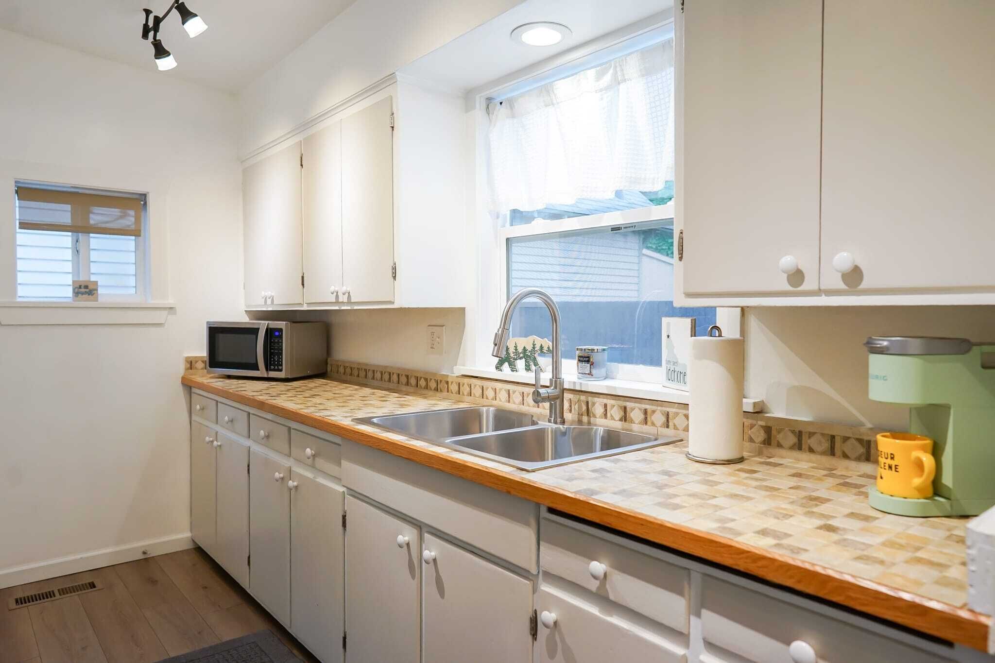 Kylskåp, mikrovågsugn, ugn och spishäll