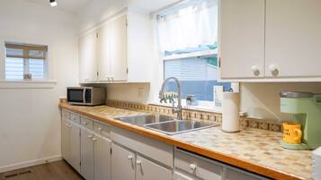 Een koelkast, een magnetron, een oven, een kookplaat