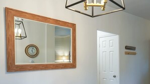 Una mesa de madera con un bol y un reloj en la pared de arriba.