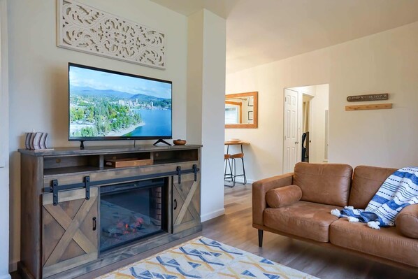 Télévision, cheminée, espaces bureaux