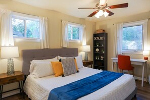 2 bedrooms, desk, iron/ironing board, WiFi - Cozy Midtown CDA Cottage (Coeur d'Alene)