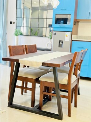 Classic-Apartment | Essbereich im Zimmer