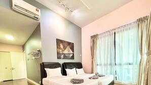 Une chambre d’hôtel avec deux lits, une grande fenêtre avec des rideaux, un appareil de climatisation et un tableau au mur.