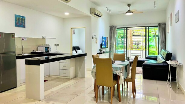 Une cuisine moderne avec un coin repas, un canapé et un ventilateur de plafond.