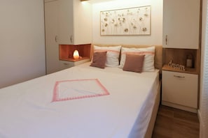 4 bedrooms, soundproofing, iron/ironing board, WiFi