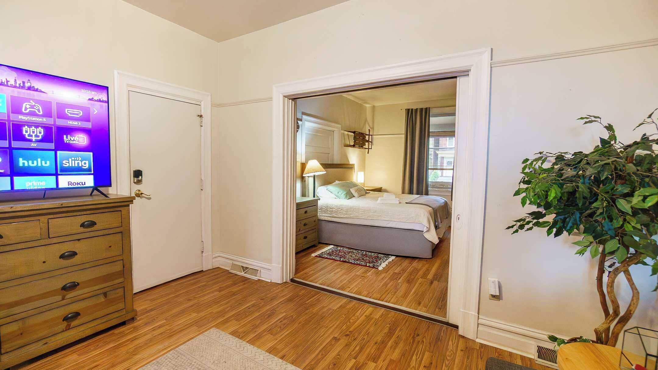 1 chambre, bureau, fer et planche à repasser, lit parapluie