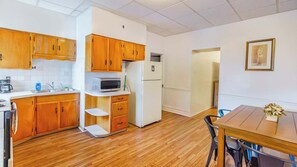 Fridge, microwave, oven, stovetop - Mathilda Street Trio - The Lodge with King Bed (Pittsburgh)