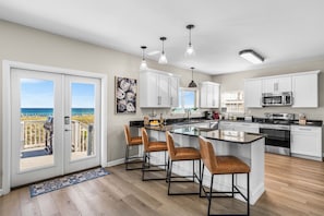 Kylskåp, mikrovågsugn, ugn och spishäll