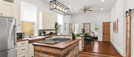 Coffee/tea maker, fridge, microwave, oven