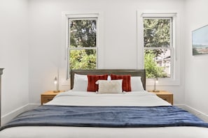 4 bedrooms, desk, iron/ironing board, travel cot